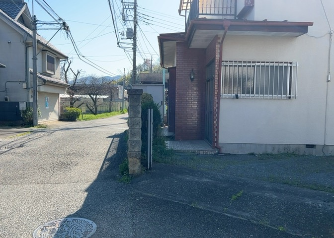 人が暮らすうえで日光は大切な要素となります。日当たりの良さは譲れないポイントですね。併せて近くに大きな建築物の建築予定がないか、あるいはそれが可能な土地が近くにないか事前に確認することもお勧めします。