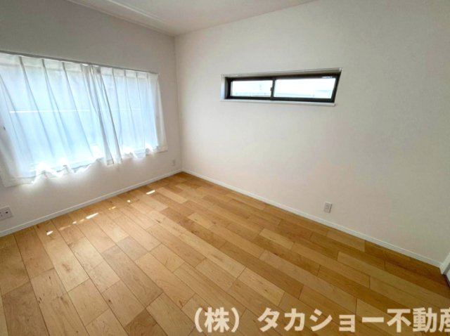 広くて明るい寝室