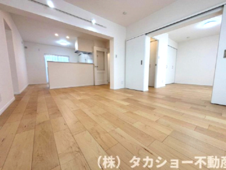 家族が集まるリビングは明るく広々しております☆彡