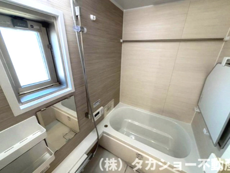 お風呂には窓が御座います。