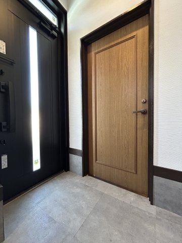 ただいまと叫びたくなるような玄関は毎日の行き帰りで使う空間。明るく迎えてくれるお部屋は嬉しいですね。