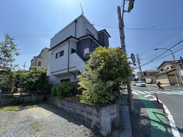 爽やかな青空の下に贅沢なほどに降り注ぐ陽光、豊かな居住性と、クオリティが見事に調和した住空間は、住まうことの喜びを感じさせてくれます。
