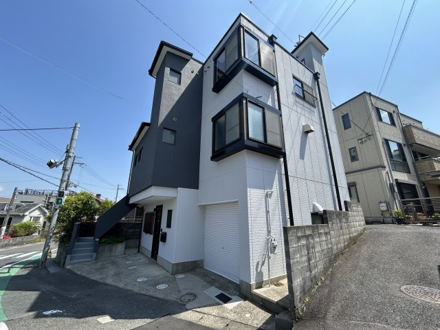 街に溶け合う美しい景観を生みだしているにも関わらず、採光や風通しを考えて設計された間取り。優雅なひと時をお過ごしいただける筈です。