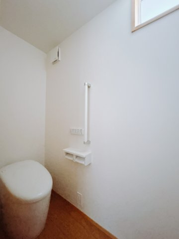 ■トイレ｜シンプルな白を基調としたトイレになっています♪窓付きなので、換気もできいつでも綺麗を保てます！