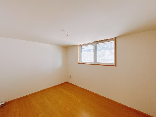■洋室｜お子様の一人部屋にピッタリな洋室。木のぬくもりを感じるフローリングは、天然木の味わいが時とともに深みを増していきます。また、傷にも強く、フリーワックスでお手入れもラクラクです♪