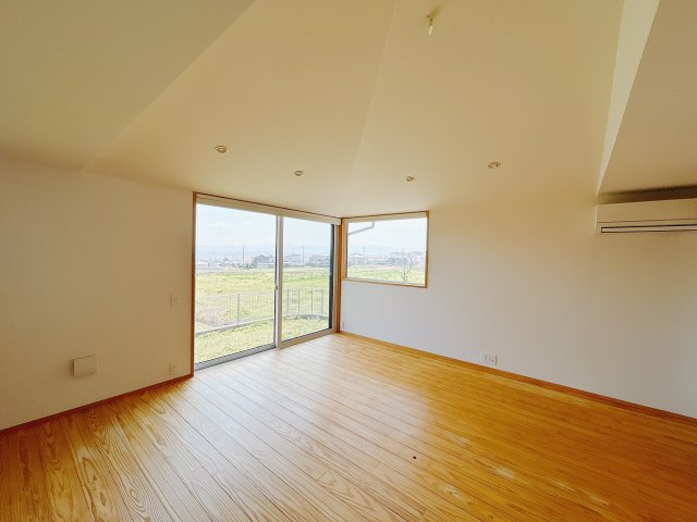 ■リビング｜大きい窓からあたたかいたっぷりの光が入ります♪開放的な空間で毎日をもっと快適に(*＾＾*)