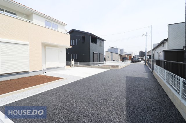 【前面道路】現地完成写真。道幅や駐車など、ご確認ください。