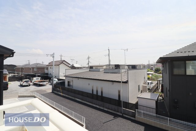 【建物からの眺望】現地完成写真。バルコニーからの景色。十分な間隔が確保されております。