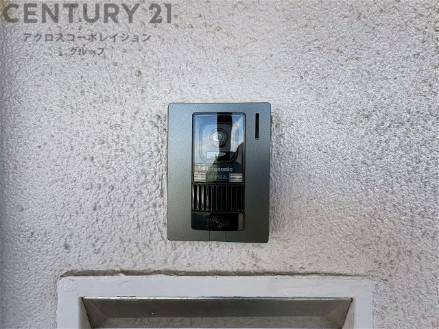 訪問者が来たときにテレビ画面で確認できるため、安心してドアを開けられます。録画機能があるものもあり、留守中に来訪者を記録しておくことができます。利便性が高く、セキュリティ面でも安心です。