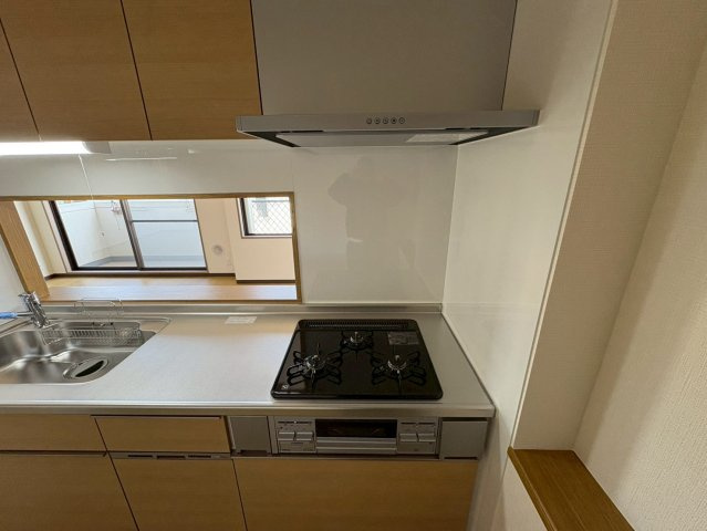 3口コンロを備えたシステムキッチンです。作業スペースが広く、下ごしらえから盛り付けまでスムーズに行えます。リビングを見渡せる対面カウンター仕様のため、家族との会話を楽しみながら調理することができます。