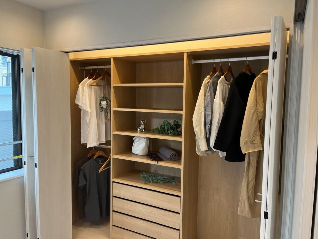 衣類をたっぷり掛けられるハンガーパイプを備えたオープン収納。お気に入りの洋服や小物を一目でわかるように整理でき、居室スペースを広くすっきりと活用できる便利な収納仕様です。