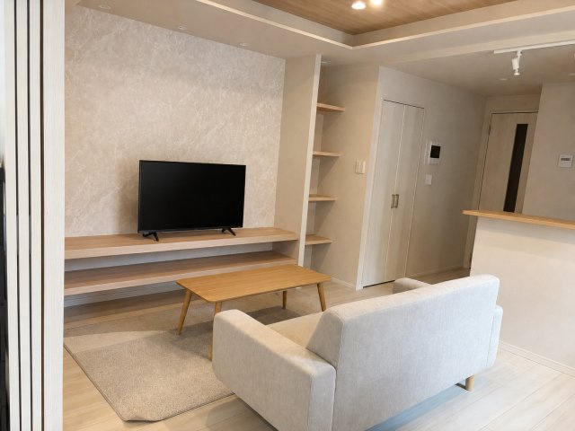 折り上げ天井が奥行き感を演出する、落ち着いた雰囲気のリビング。テレビボードなどの大型家具もすっきりと収まる使い勝手の良い形状で、リラックスしたプライベート時間を満喫できます。