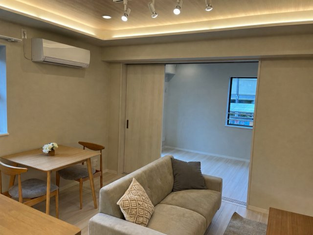 窓辺からの明るい光と落ち着いたトーンの内装が調和するリビング。空間にゆとりがあるため家具の配置もしやすく、ライフスタイルに合わせた快適なインテリアコーディネートを楽しめる居室空間です。