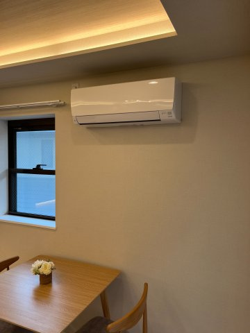 壁面にすっきりと収まるエアコンを備えた、快適な仕様のリビング。採光窓からの自然光が室内を柔らかく包み込み、一年を通じて心地よく過ごせる実用的な居室スペースとなっています。