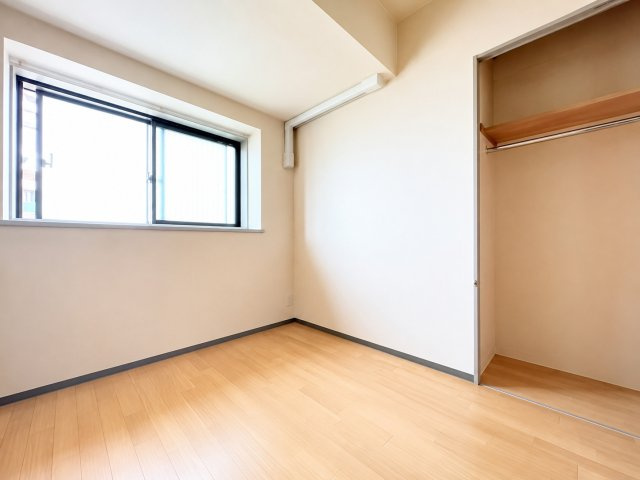◆室内はいつも明るい印象なので気持ちの良い朝を迎えられます。各部屋にはクローゼットを完備しており、収納が多いお家はすっきりして快適空間です。