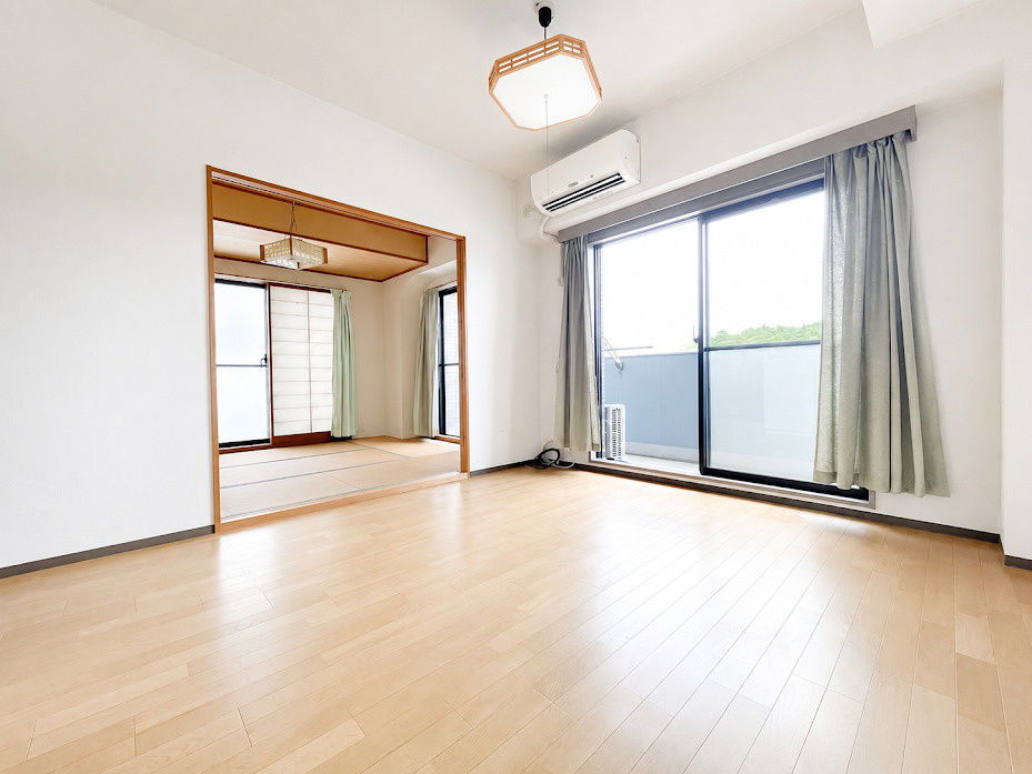 ◆一家だんらんのスペースとなるＬＤＫ。窓から明るい光が差し込み、思わず家族の会話も弾む快適な空間。