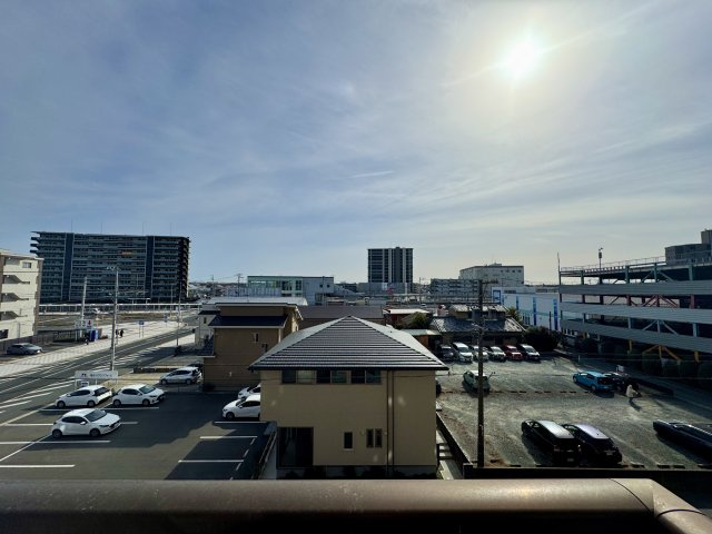 バルコニーからの眺望です！前面に遮る物が無く、気持ちの良い景色が広がります！