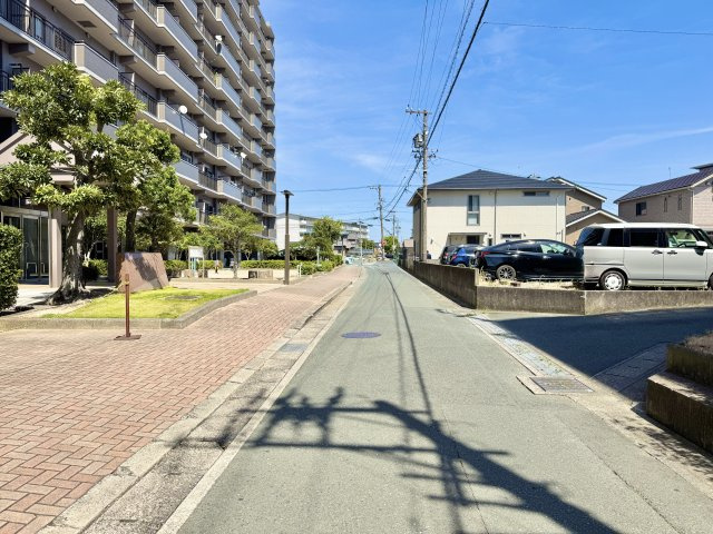 前面道路を西側から東向きに撮影しました。