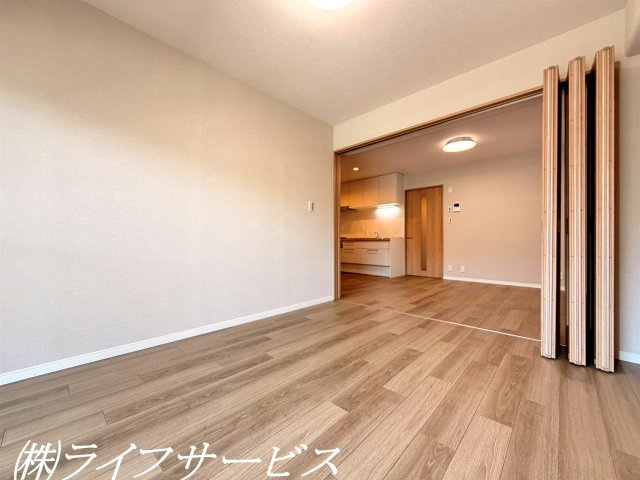 バルコニー側洋室(1)／南向きのバルコニーに面した陽当り良好のお部屋です！開け放してリビングルームとつなげての使用が可能です！