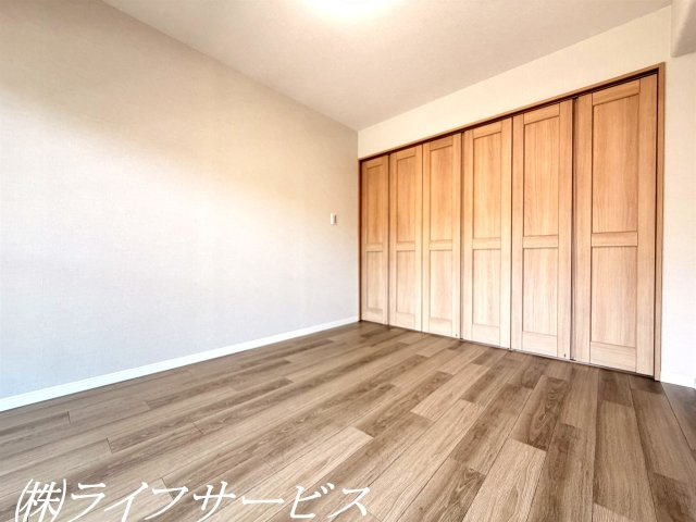 バルコニー側洋室(1)／南向きのバルコニーに面した陽当り良好のお部屋です！開け放してリビングルームとつなげての使用が可能です！