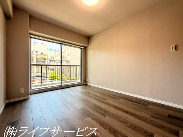 バルコニー側洋室(1)／南向きのバルコニーに面した陽当り良好のお部屋です！開け放してリビングルームとつなげての使用が可能です！
