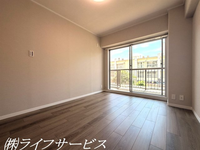 バルコニー側洋室(2)／南向きのバルコニーに面した陽当り良好のお部屋です！クローゼット有！