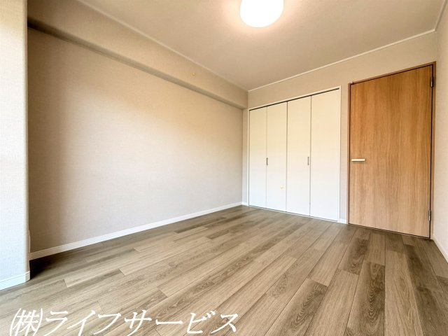 バルコニー側洋室(2)／南向きのバルコニーに面した陽当り良好のお部屋です！クローゼット有！