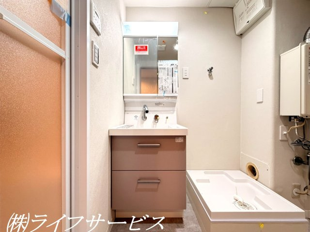 シャワー付洗面化粧台／鏡面裏に小物を収納可能です！