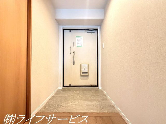 玄関／広々としていてシューズボックスを設置するゆとりがございます！