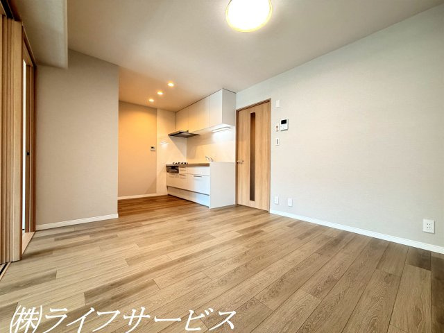 リビングルーム／室内は全面リフォーム済につきすぐのご入居が可能です！ペットと一緒に暮らせるマンション！
