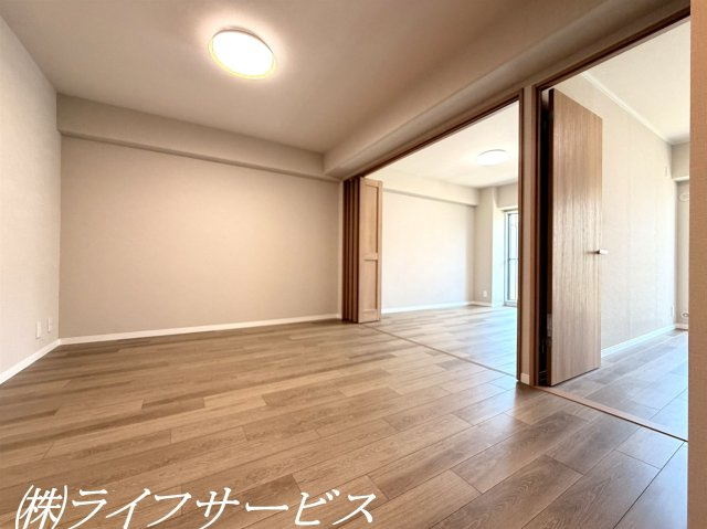 リビングルーム／室内は全面リフォーム済につきすぐのご入居が可能です！ペットと一緒に暮らせるマンション！