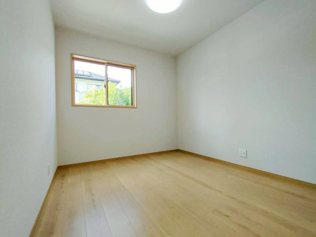 書斎や趣味部屋など、ライフスタイルに合わせ、様々な用途で使えるお部屋です。