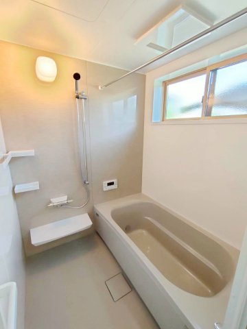 浴室暖房乾燥機付きの浴室です。小窓付きで自然換気もでき衛生的です。