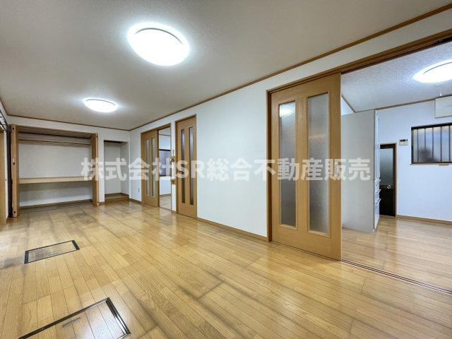 お庭と駐車場に面しており、使いやすいリビングです！