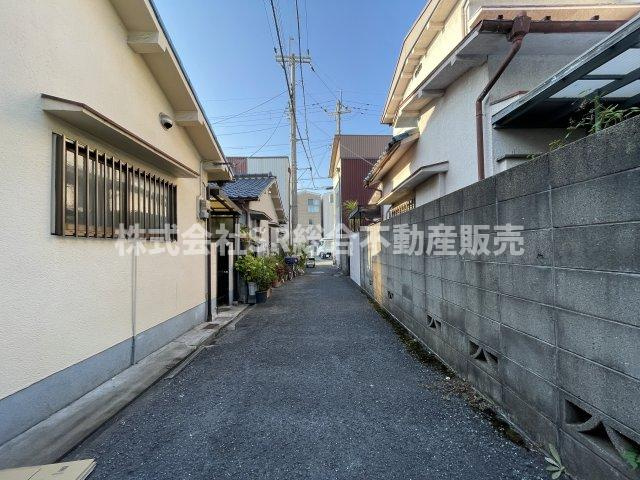 前面道路含む現地写真です