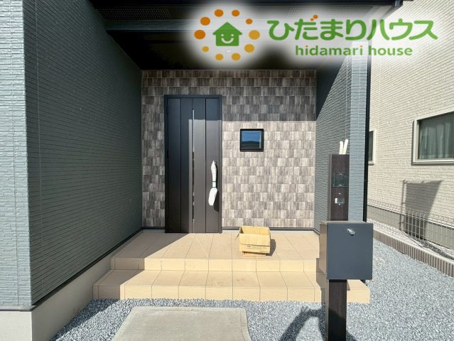 深い軒が雨や直射日光を遮ってくれる、インナーポーチ仕様の安心感あるエントランスです！モダンな色調の玄関ドアが上品な印象を与え、階段が少ないアプローチなのでベビーカーでの出入りもスムーズです◎