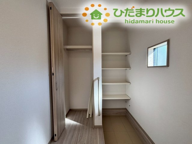 玄関近くに設置された、可動棚付き収納スペースと物入です！アウトドア用品やバックやコートを収納しておけば、お出かけの際サッと取り出して外出できます(^^)/