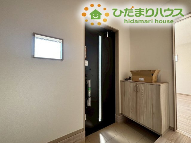 シューズボックスが設置された、スッキリとした印象の玄関です！カウンター部分にお気に入りのインテリアやグリーンを飾って、家族やゲストをいつでも華やかに出迎えることができます！