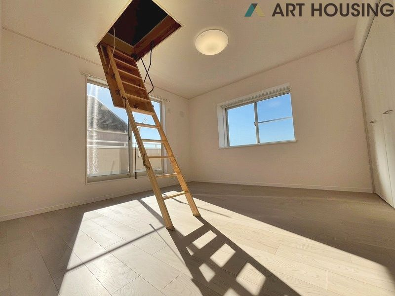 落ち着いた色調の寝室です