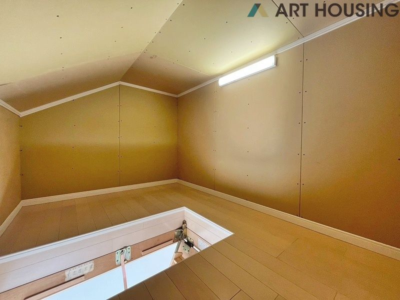 屋根裏収納が用意されているので、今まで入りきらなかった荷物もキレイに整頓できます