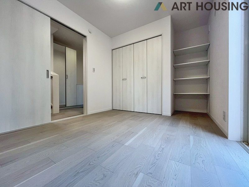 リビングに隣接した洋室は、お子様の遊び場や客間、テレワークスペースなどとしても活用できます