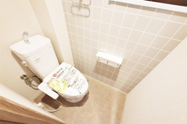 トイレ：LIXILの便器・温水洗浄便座を新調済み。毎日使う場所もきれいに整えました。