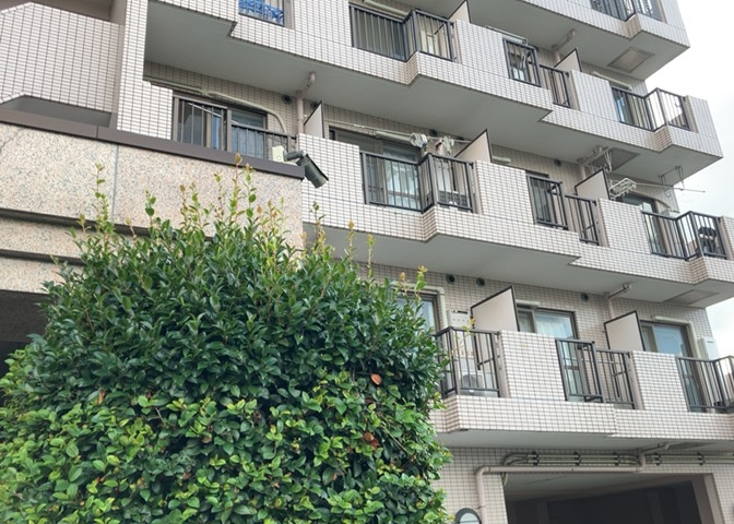 バルコニーは、室外の専用スペースのうち、「屋根がなく開放された空間」であるものを指します。ベランダより広いタイプのものが多く、日当たりもよいため家庭菜園などを楽しみたい人にとって適した環境となります。