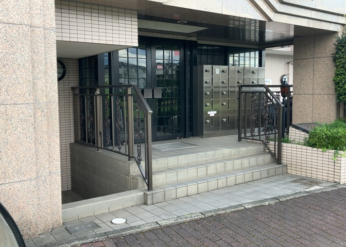 玄関は家の顔でもあり、家族以外の目にも止まる場所です。玄関は外との間を仕切る扉、靴などをしまっておく収納スペース、靴脱ぎのたたきスペース、来客とのやり取りをするドアホンなど複数のアイテムからなります。