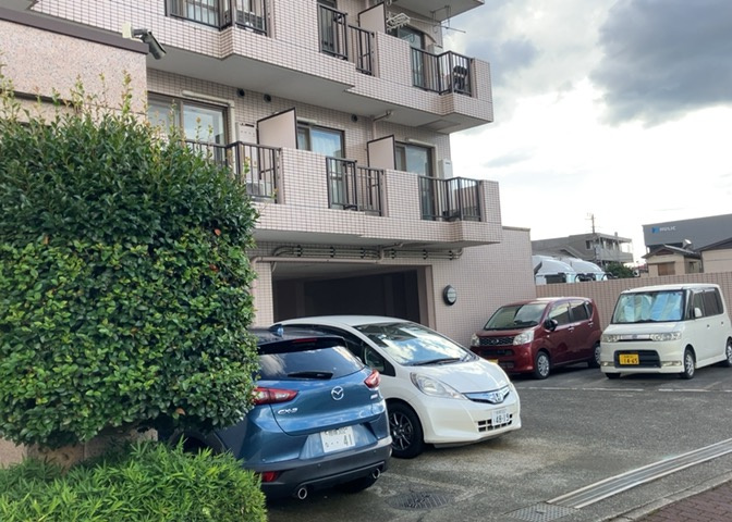 木造住宅とは土台、壁、柱など建築物の強度を支える構造体の材に木が使用されている構造を指します。構造体は建物の自重を支えるだけではなく風圧や水圧、積裁荷重などあらゆる衝撃に耐えるための基礎です。