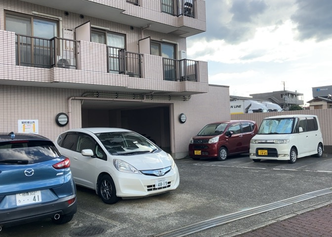建物の基礎工事の方法は、主流となっているベタ基礎（防湿基礎）と布基礎の2種類に分類され、床下の通気性や耐久性などに違いがあります。建物の基礎部分の構造や付帯設備など詳細については現地でご確認ください。