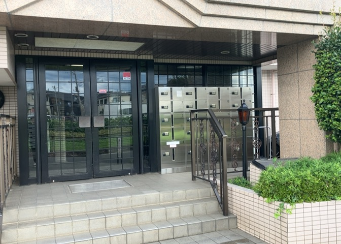 玄関ポーチにおいて最も重視すべきと言っても良いのが広さです。適切な広さの玄関ポーチでないと外見的なバランスは崩れてしまいますし、何より使いにくくなってしまいますので、現地で実際に下見をしてみましょう！