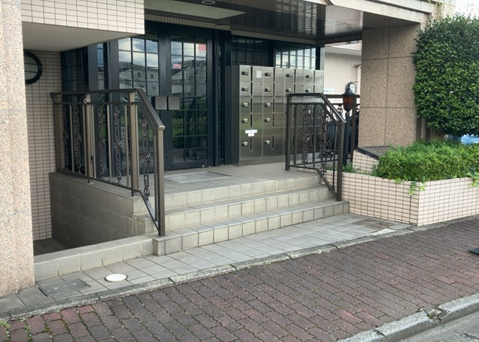 床下換気口は、床下に湿気がこもることを防ぎ、効果的に換気を行うために設置されています。床下換気口が設置されていない建物は、基礎パッキング工法などにより換気を行なっています。詳細は現地でご確認ください。