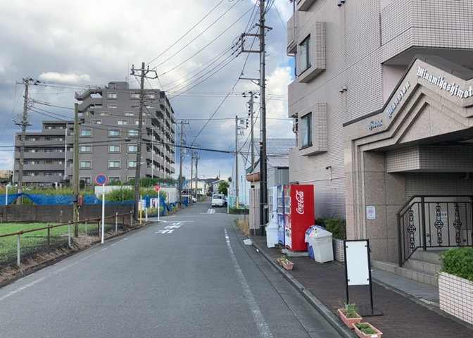 南側道路の場合は長い時間光を入れ込むことができるため、庭やリビングを道路側に持ってくることが多く土地価格も高い傾向にあります。一方北側道路だとリビングや庭が南側になりプライバシーを守ることができます。