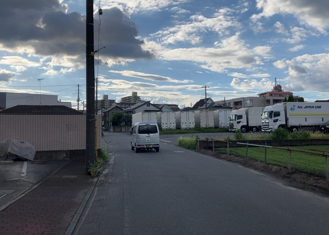 東側道路の場合は居室を南向きに設計しやすいため、朝日が入りやすいというメリットがあります。一方、西側道路も東側同様に居室を南向きに設計しやすいのですが、住宅地だと朝日が入りにくいという弱点があります。